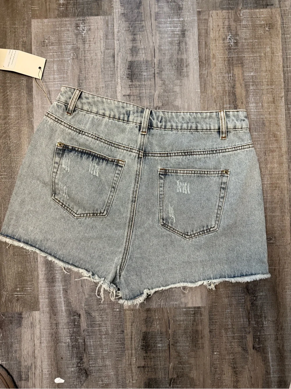 NWT Blue‎ Velvet Light Wash Distressed Denim Shorts Size Large Raw Hem
